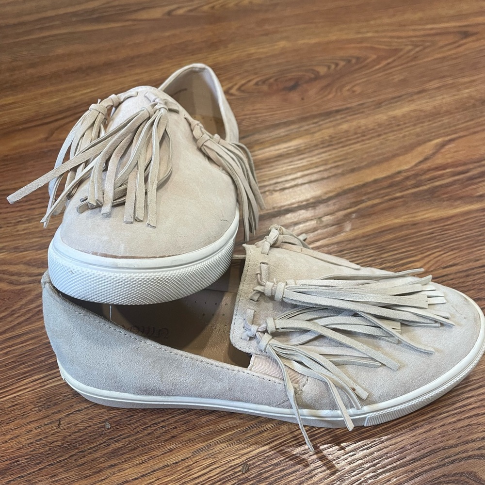 Tan/light pink suede sneaker with tassels | Lightly worn, like new